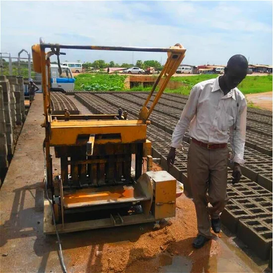Maschine zur Herstellung von Zementblöcken mit Dieselmotor in Mosambik